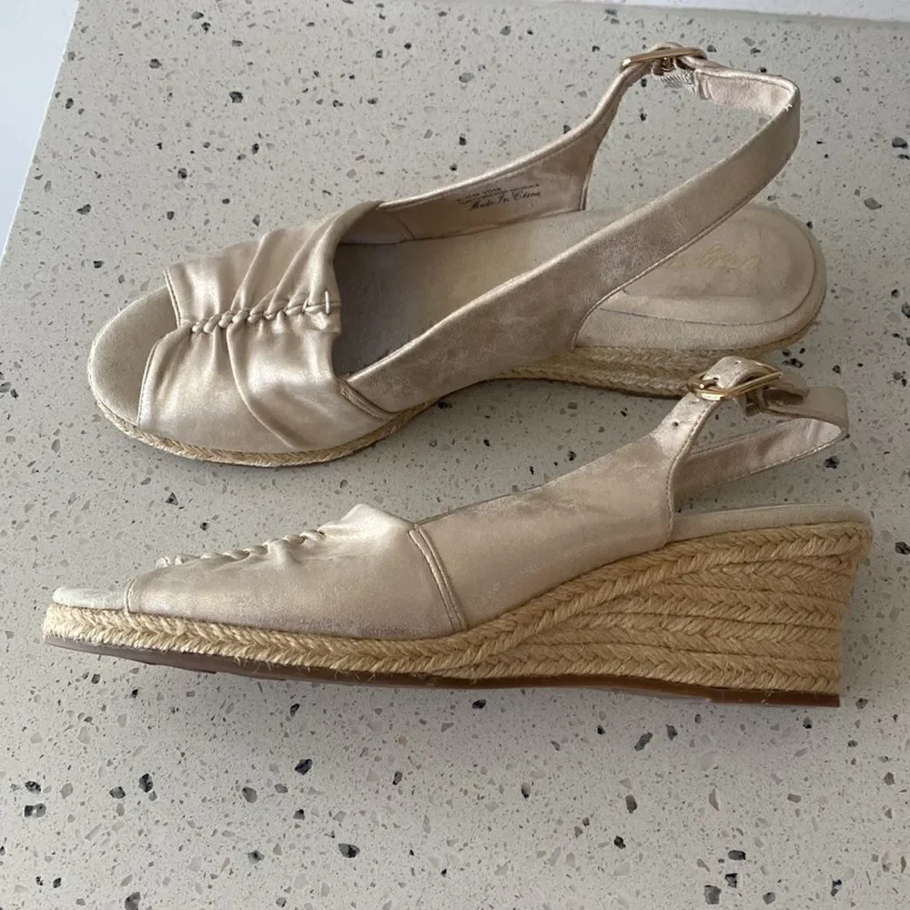Easy Street Kindly Espadrille Slingback Wedge Gold Metallic Sandals Size 10